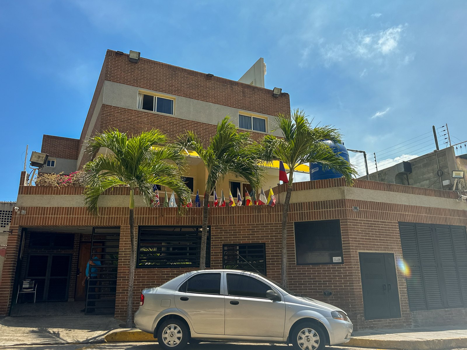 Fachada del Hotel Muévete Por Vargas en Catia La Mar