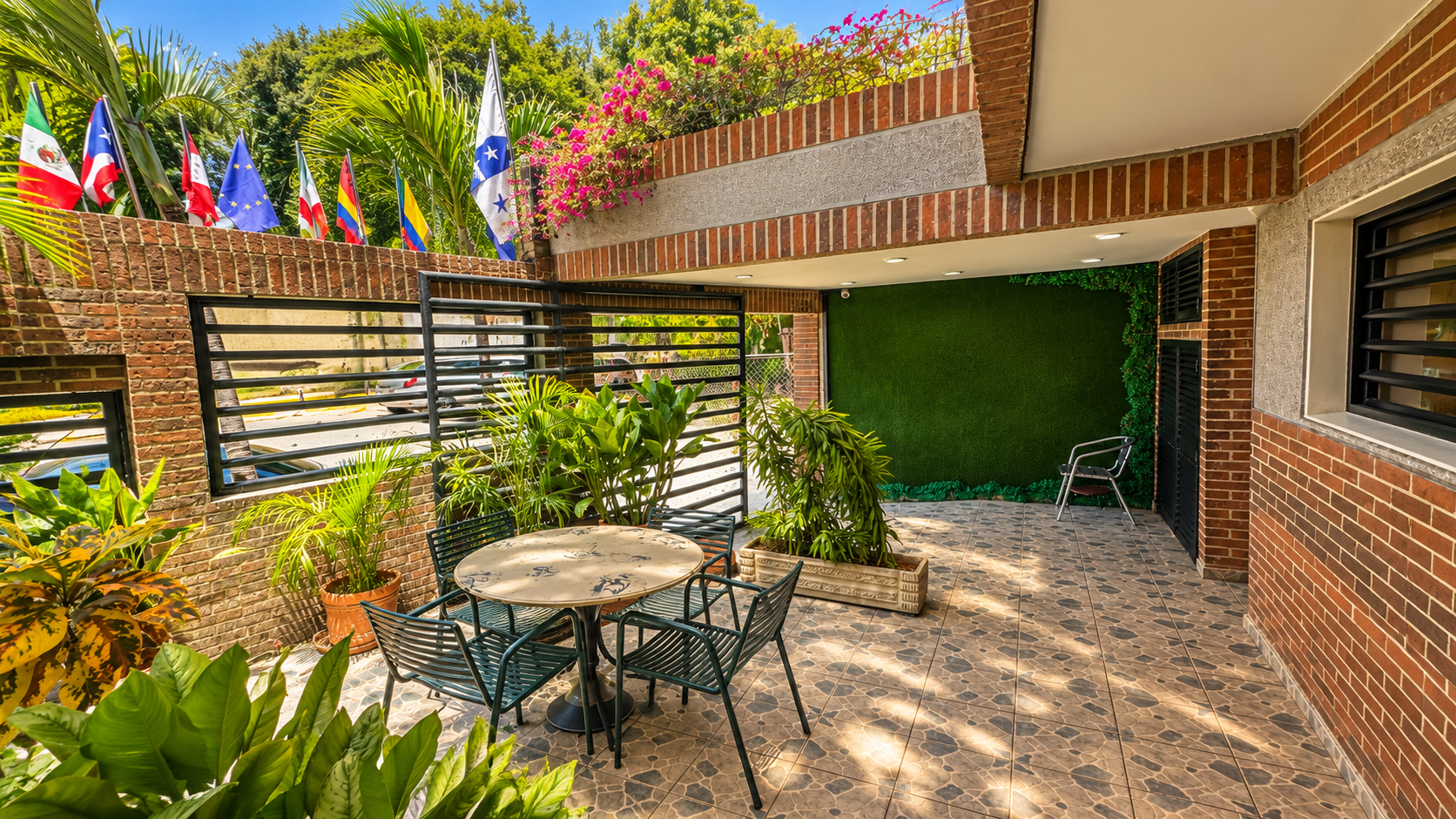 Propuesta conceptual del patio del Hotel MPV basada en una fotografía real